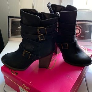 Candies’s buckle/zipper heeled boots size 8.5